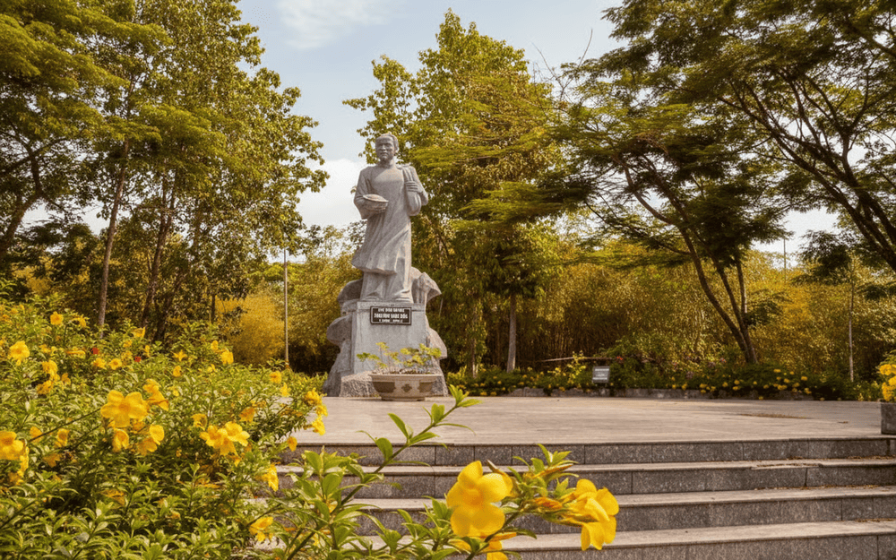 Khuôn viên khu di tích có nhiều loại cây cảnh, hoa trái quý hiếm được bà con khắp cả nước mang về trồng lưu niệm